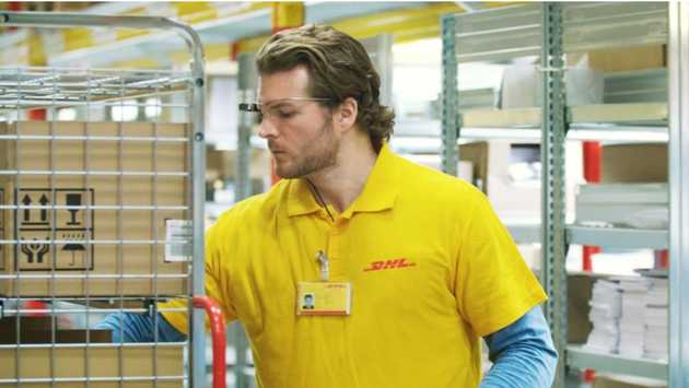 DHL의 스마트 AR 글라스를 활용한 비전 피킹 시스템, 이미지 출처: www.dhl.com DHL의 스마트 AR 글라스를 활용한 비전 피킹 시스템, 이미지 출처: www.dhl.com